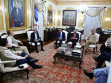 Presidente Danilo Medina recibe en Palacio Nacional a misión observadores electorales OEA