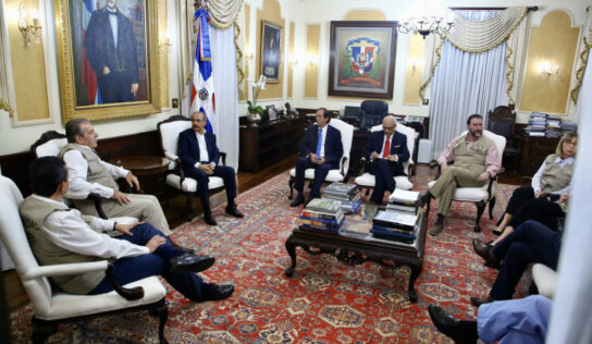 Presidente Danilo Medina recibe en Palacio Nacional a misión observadores electorales OEA