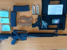 Seguimos en pie de lucha contra la criminalidad y la violencia; dos hombres apresados tras ocuparle un fusil y una pistola