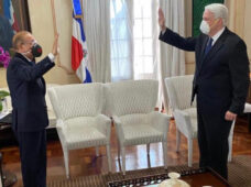 Danilo Medina juramenta a Jorge Marte Báez, asesor médico del Poder Ejecutivo e integrante Comisión Alto Nivel Prevención COVID-19