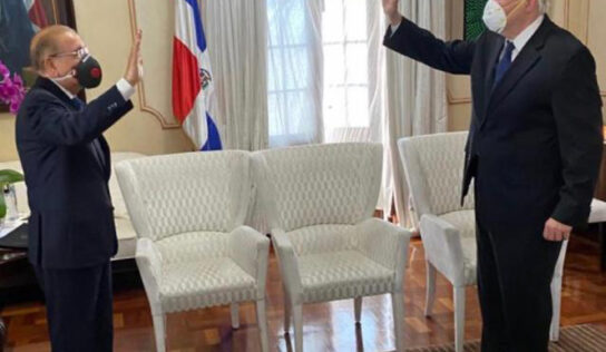 Danilo Medina juramenta a Jorge Marte Báez, asesor médico del Poder Ejecutivo e integrante Comisión Alto Nivel Prevención COVID-19