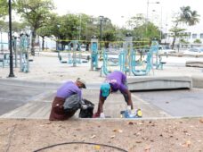Ministerio Público DN realiza operativo de limpieza y recogida de basura en parque Eugenio María de Hostos con otros 21 sancionados por violar toque de queda