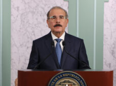 Presidente Danilo Medina anuncia ampliación vigilancia calles y endurecimiento control militar y policial para garantizar cumplimiento toque de queda