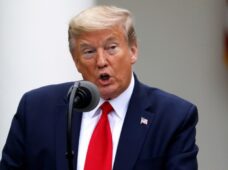 Donald Trump anunció que suspenderá financiamiento a la OMS