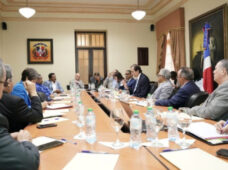 Gobierno moviliza amplia respuesta para detener incendio en vertedero de Duquesa