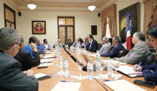 Gobierno moviliza amplia respuesta para detener incendio en vertedero de Duquesa