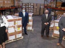 Gobierno recibe donación de equipos de A-GAS para agilizar resultados de pruebas COVID-19