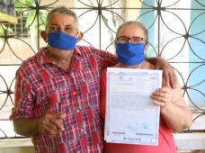 Gobierno de Danilo Medina entrega título de propiedad número 70 mil a mujer, de 81 años, residente en Hacienda Estrella, Santo Domingo Norte