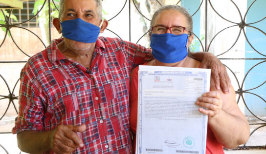 Gobierno de Danilo Medina entrega título de propiedad número 70 mil a mujer, de 81 años, residente en Hacienda Estrella, Santo Domingo Norte
