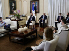 Presidente Danilo Medina recibe en Palacio Nacional a misión observadores electorales OEA
