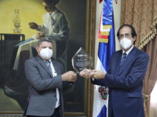 Ministro Montalvo reconoce labor del asesor Pastor Ponce en diferentes programas del gobierno