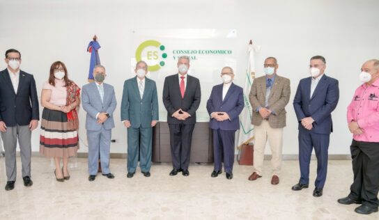 Ministro Macarrulla  juramenta a Rafael Toribio como nuevo presidente del CES