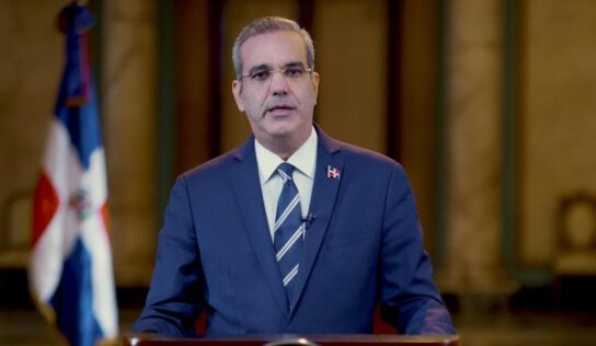 Presidente donará su salario a una causa social