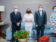 Presidente JCE recibe visita de cortesía de una comisión de Participación Ciudadana