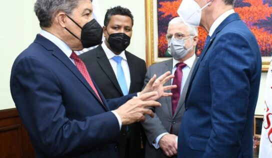 Decano de Fordham University culmina apretada agenda en el país