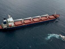 Tres buques de granos salen de Ucrania