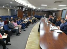 Pleno de la JCE entrega a organizaciones políticas propuesta-compromiso por la integridad electoral de cara a comicios de 2024