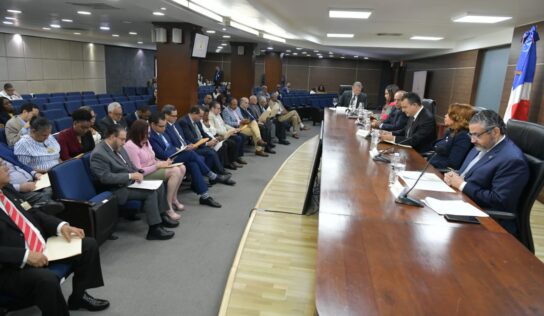 Pleno de la JCE entrega a organizaciones políticas propuesta-compromiso por la integridad electoral de cara a comicios de 2024