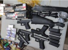 Policía captura en Santiago a un hombre al que decomisan cinco pistolas, una escopeta y cientos de municiones y accesorios para armas de fuego