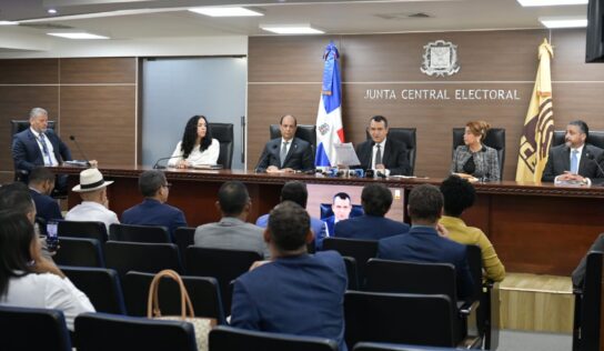 Pleno de la JCE y organizaciones políticas firman compromiso por la integridad electoral