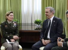 Presidente Abinader se reúne con comandante del Comando Sur EE.UU