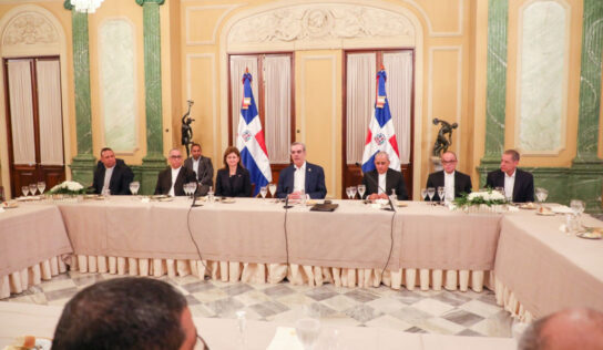 Presidente Luis Abinader ofrece almuerzo a miembros del Episcopado Dominicano