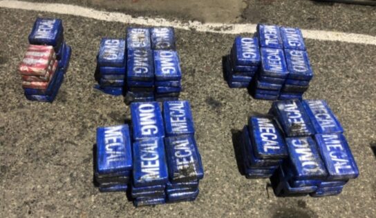 INTERCEPTAN VELERO CON 110 PAQUETES PRESUMIBLEMENTE COCAÍNA; TRES EXTRANJEROS DETENIDOS