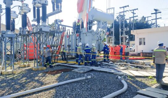 Edeeste reemplaza transformador subestación de Villa Mella
