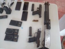 Policía Nacional ocupa dos pistolas, una escopeta sin documentos y decomisa más de mil porciones de diferentes drogas