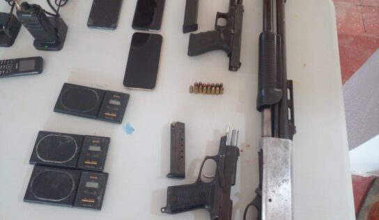 Policía Nacional ocupa dos pistolas, una escopeta sin documentos y decomisa más de mil porciones de diferentes drogas
