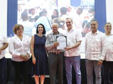 Presidente Luis Abinader entrega 200 títulos de propiedad en Pedernales