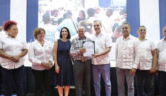 Presidente Luis Abinader entrega 200 títulos de propiedad en Pedernales