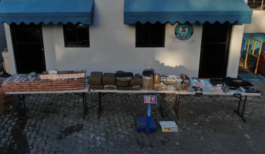 PN y MP ocupan cientos de porciones de drogas, armas de fuego, municiones, chalecos antibalas y dinero