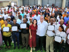 Presidente Abinader entrega 719 títulos de propiedad en Azua