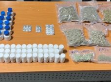 OCUPAN OCHO PAQUETES DE MARIHUANA Y 75 FRASCOS PRESUMIBLEMENTE DE METADONA