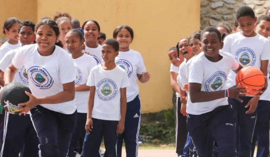Instituto Nacional de Educación Física entrega utilería deportiva