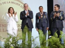 Presidente Abinader entrega a la teniente coronel Ana Jiménez Cruceta Medalla al Mérito de la Mujer
