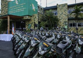 9-1-1 entrega 50 nuevas motocicletas y 200 terminales de radio al Ejército de la República